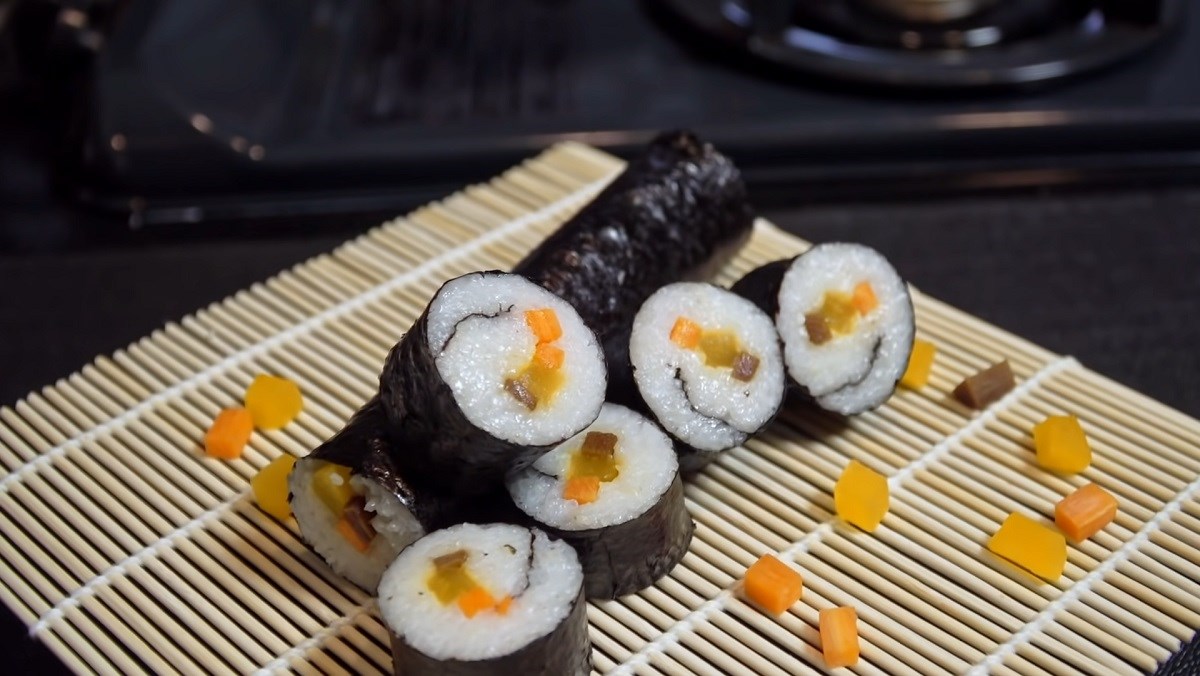 Cách làm Sushi chay với ngưu bàng cải chua