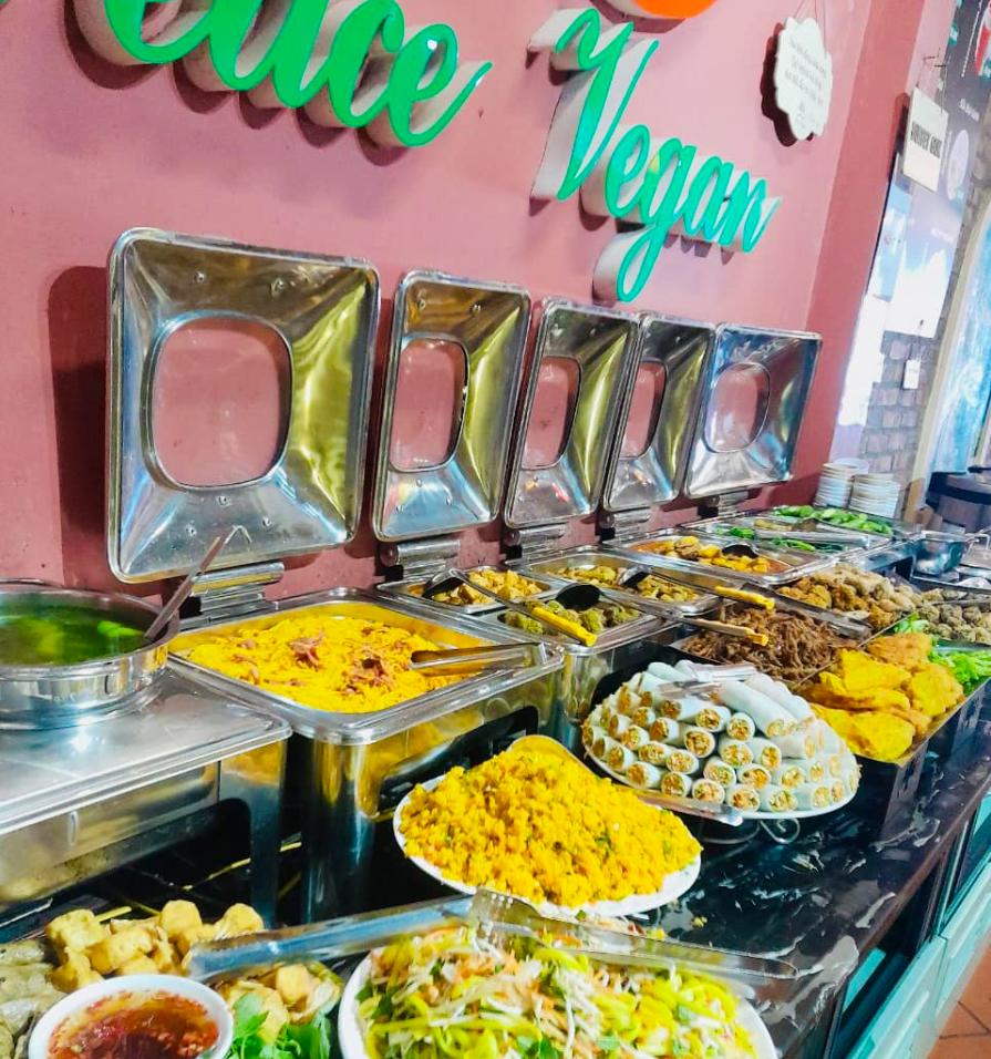 Line thức ăn buffet tại nhà hàng chay Peace Vegan