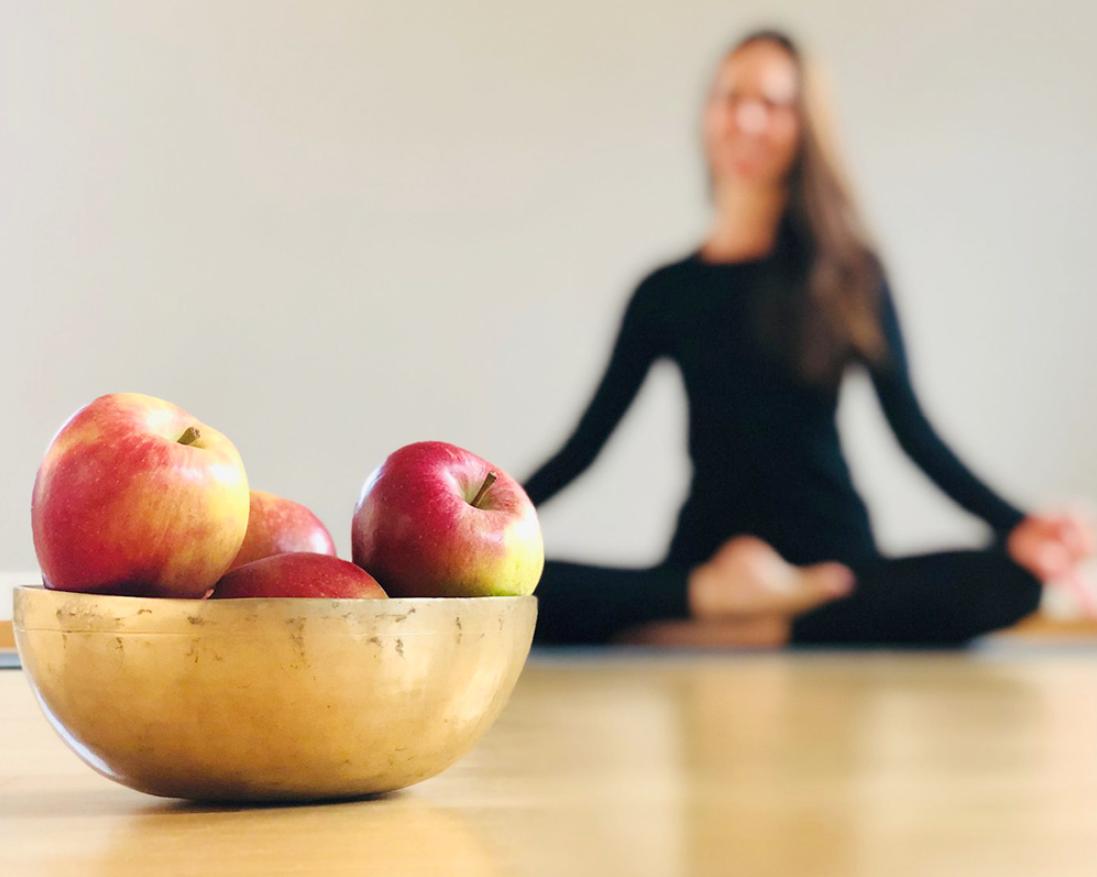 Chế độ ăn chay trong yoga thông thường sẽ chú trọng vào việc sử dụng rau, củ, quả, hạt đậu và sữa