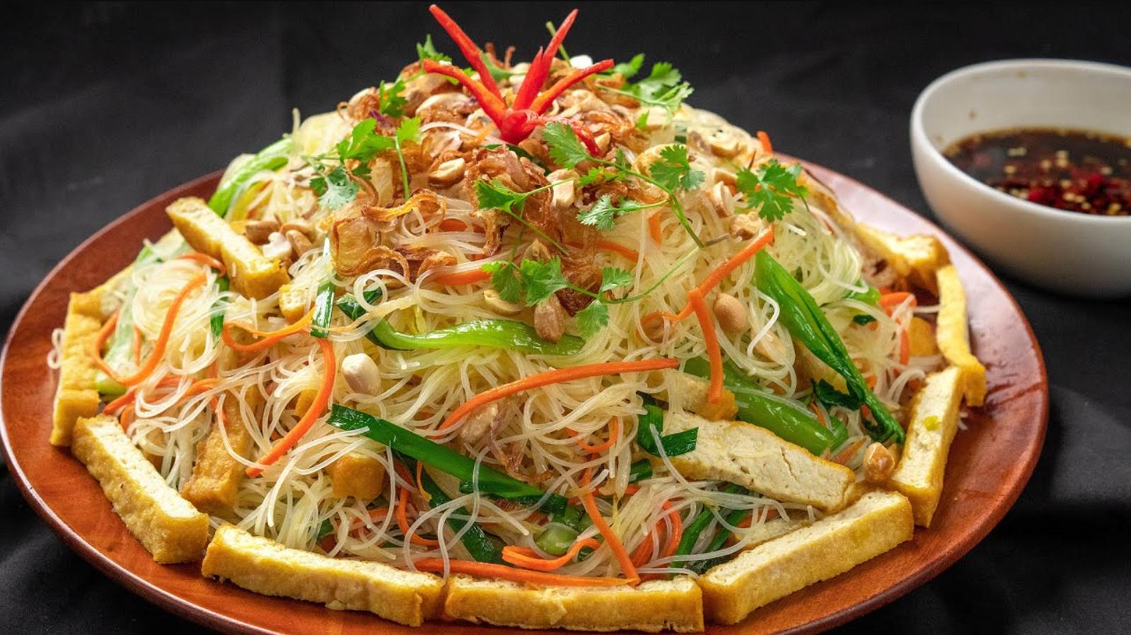 Bún xào chay với đậu phụ
