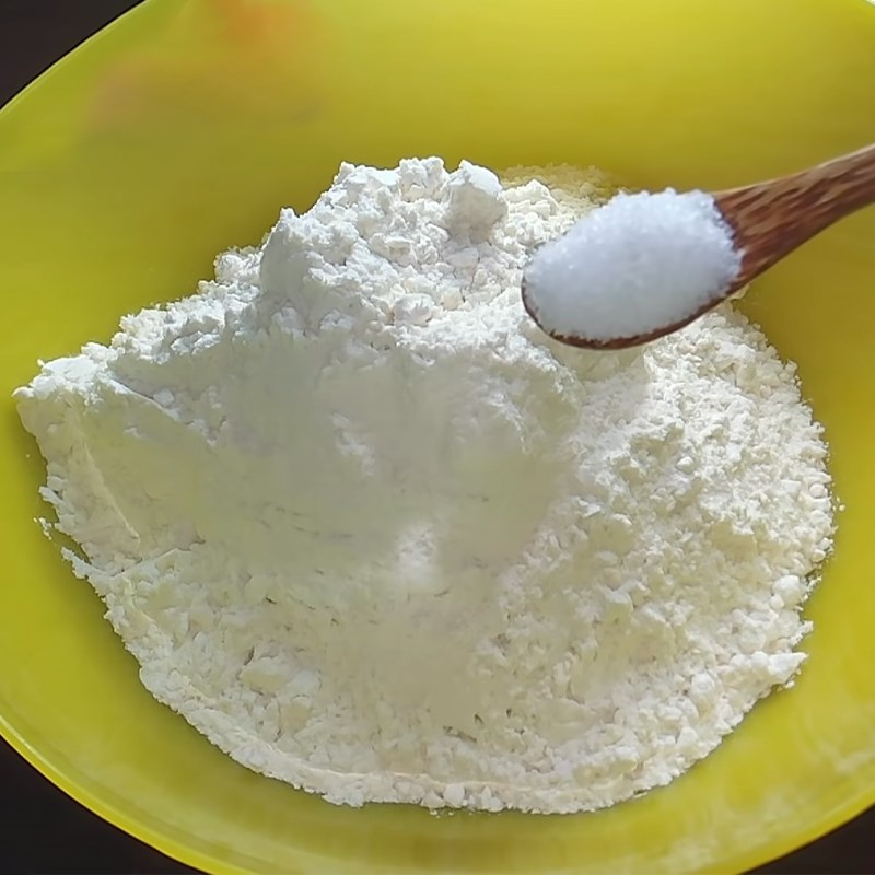 Trộn một ít muối với bột mì số 13