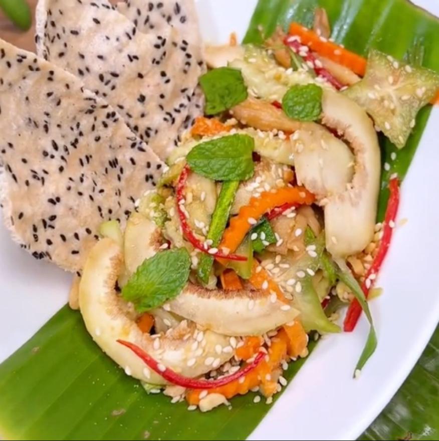 Vả trộn chay ăn cùng với bánh tráng nướng (bánh đa nướng)