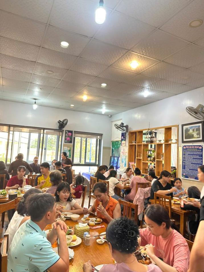 Không gian tại nhà hàng chay An Nhiên