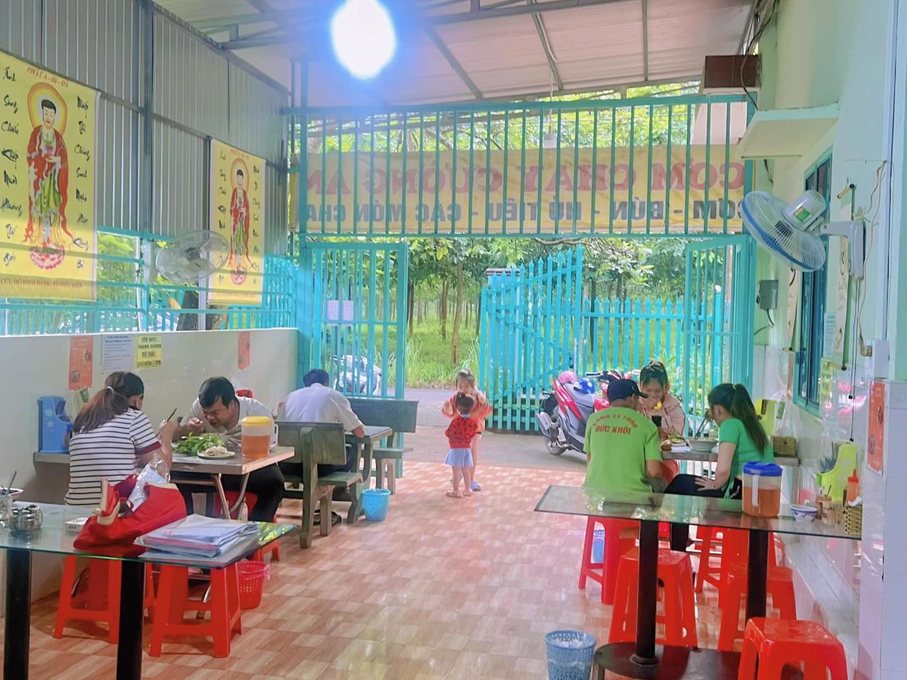 Không gian tại quán chay Cường An
