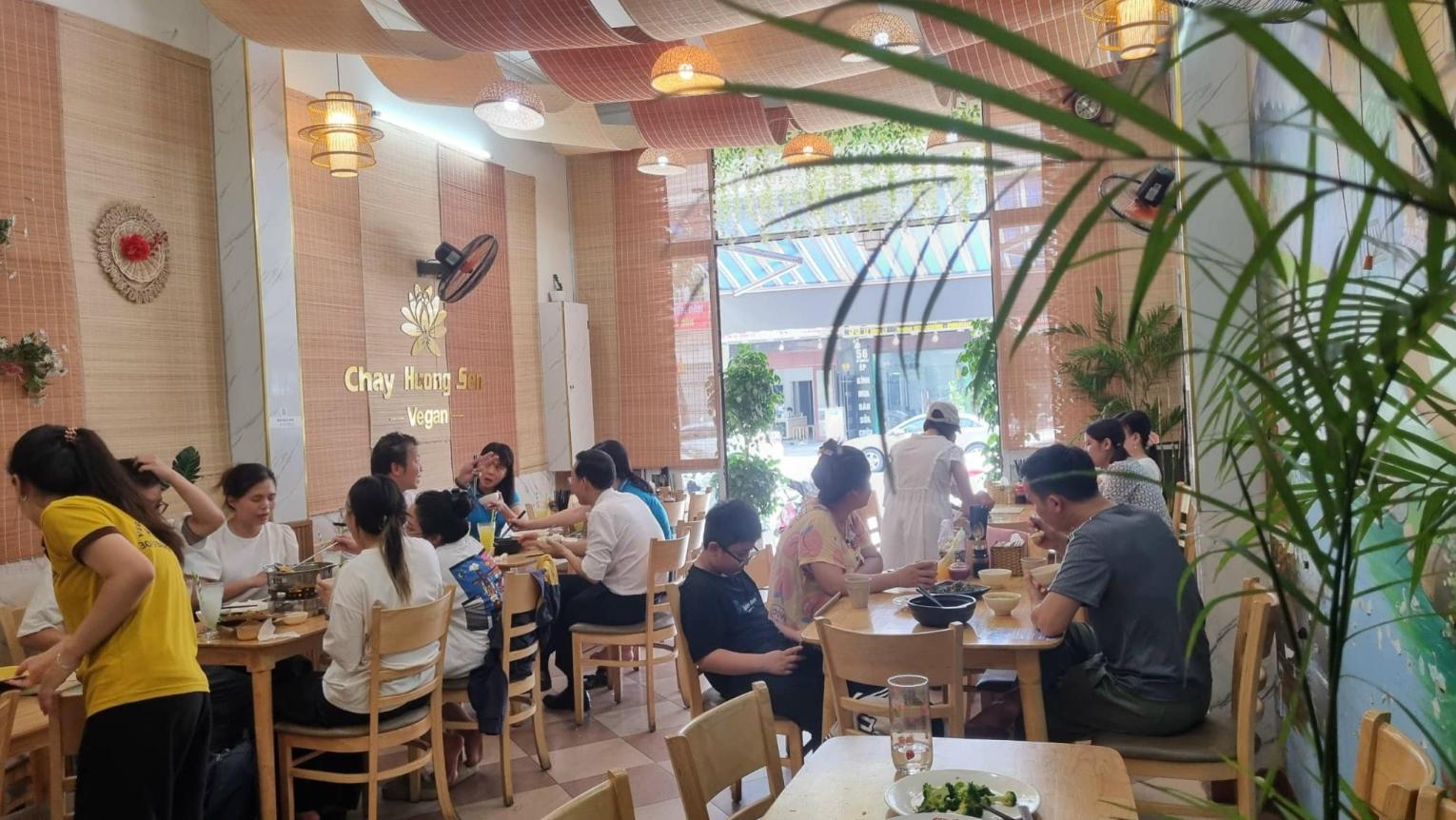 Không gian quán chay Hương Sen